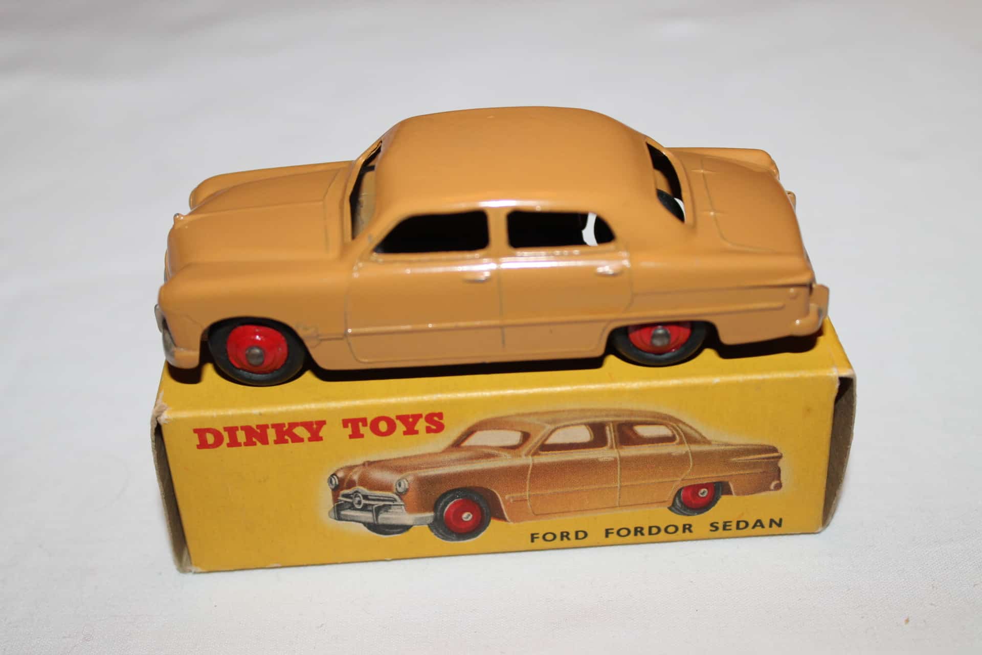 Dinky Toys 170 Ford Forder Diecast