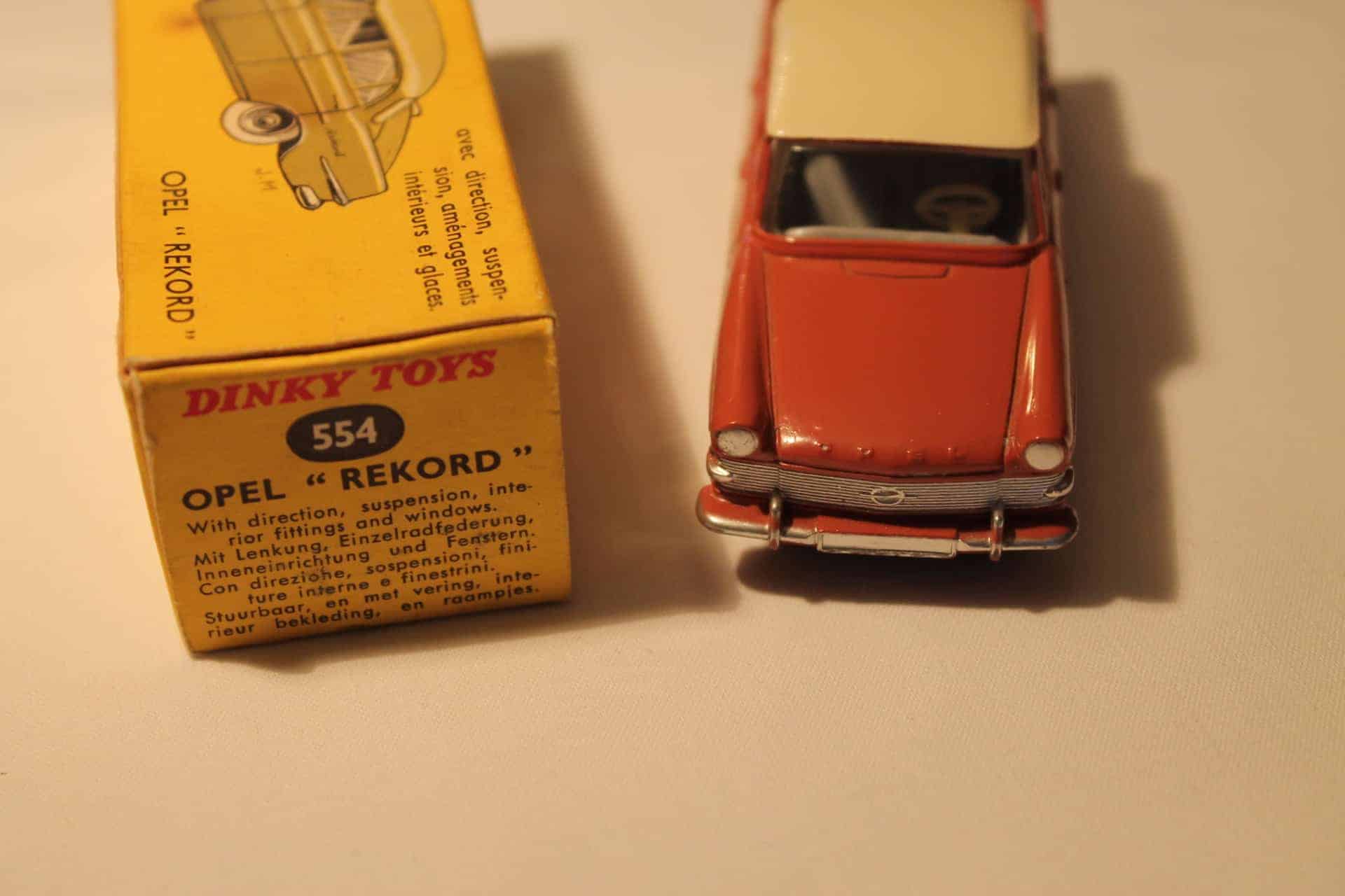 Dinky Toys F n° 554 Opel Rekord en boite 1/43