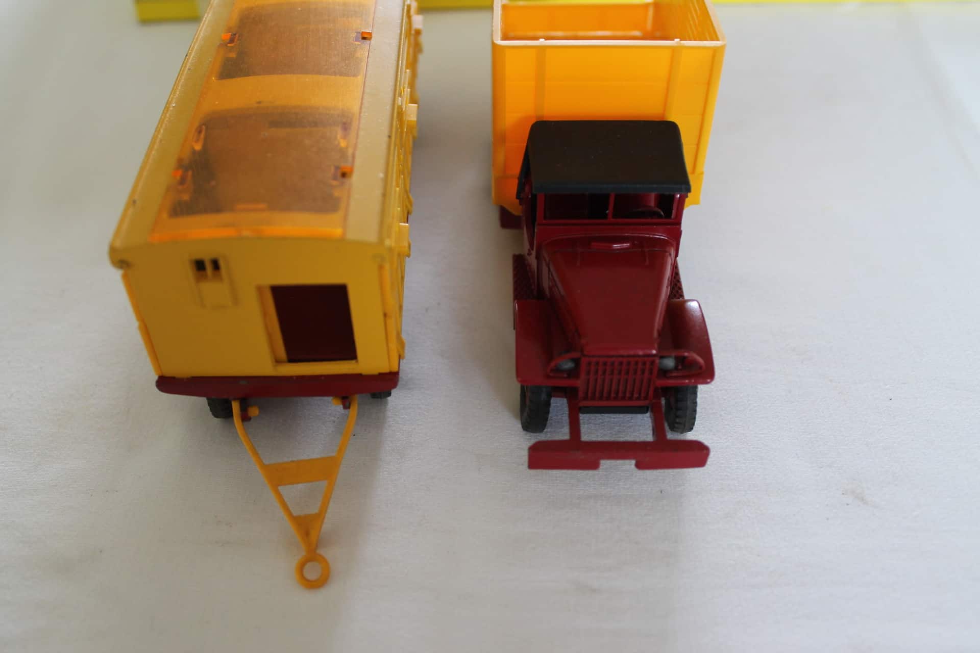 Dinky Toys France GMC camion caisse et remorque fauve "Pinder&quot