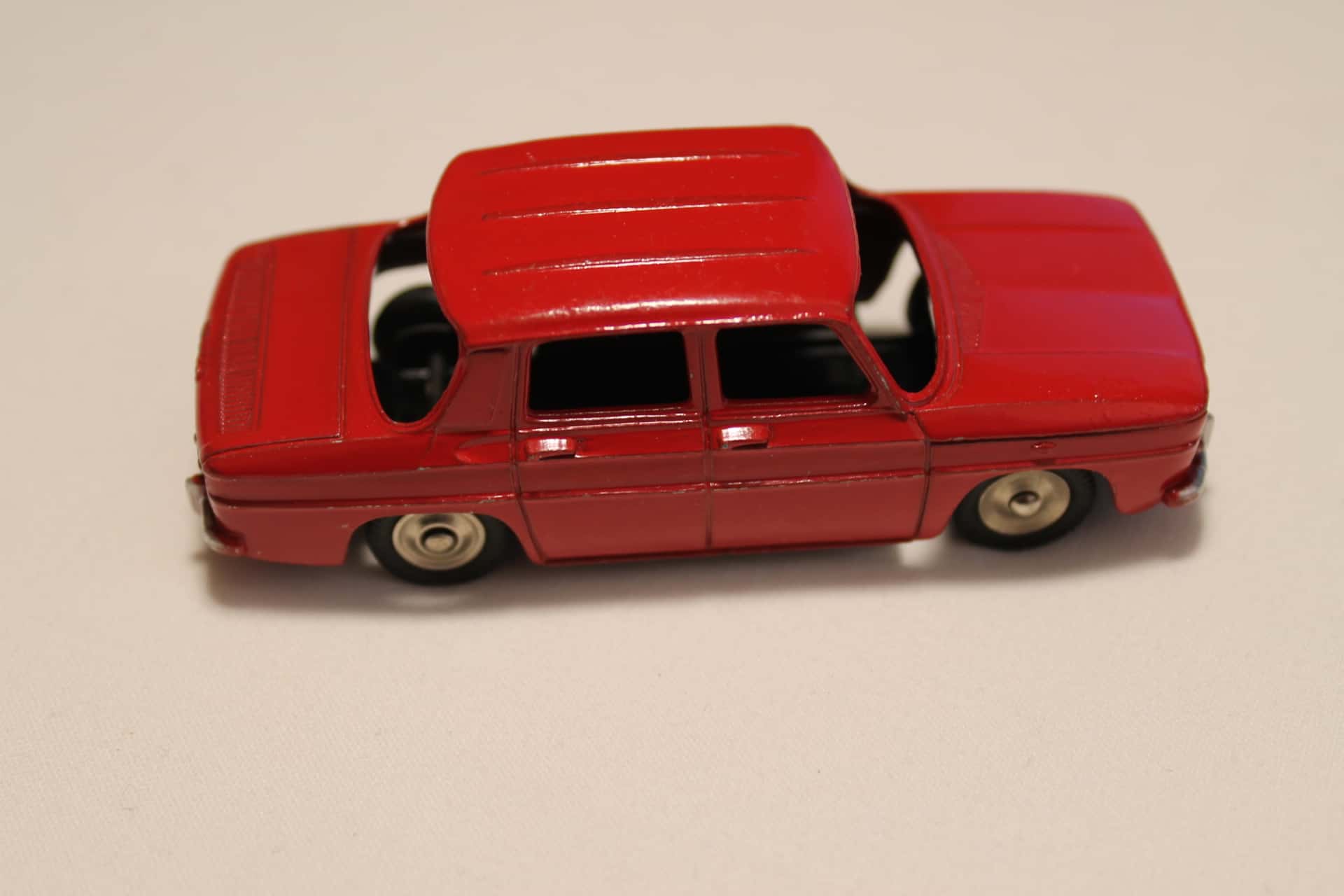 Dinky Toys Junior n° 103 Renault R8 peu fréquent en boîte 1/43