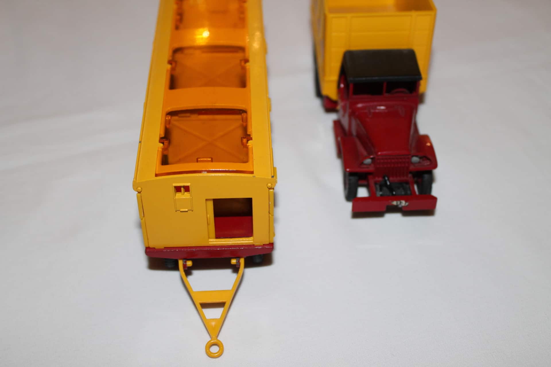 Dinky Toys #882 GMC Camion Pinder avec Remorque - Modelauto's | 1:43