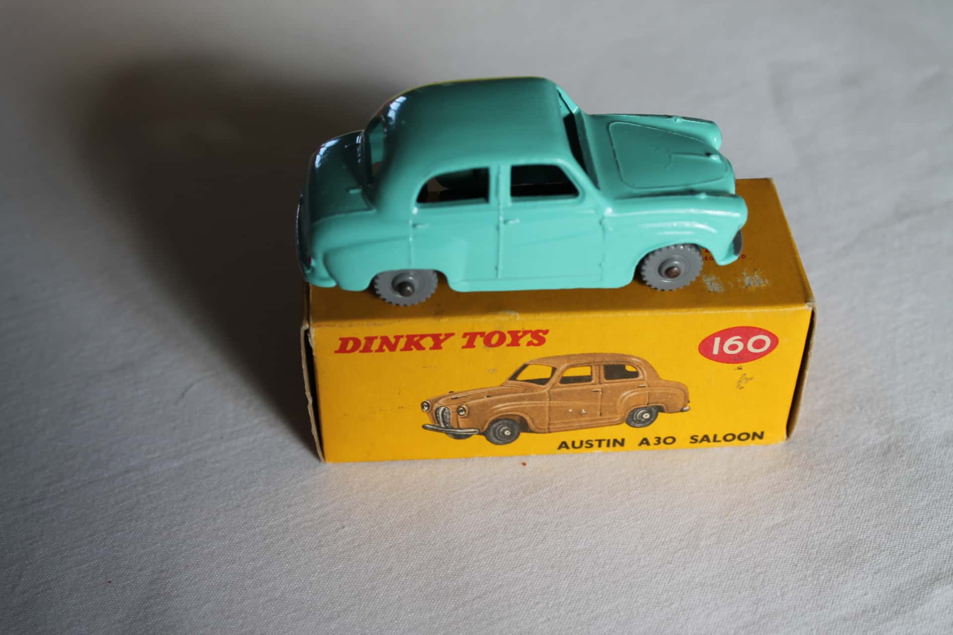 Dinky Toys 160 Austin A30 – Beige Foncé – Échelle 1/43 – Vintage Stock Ancien