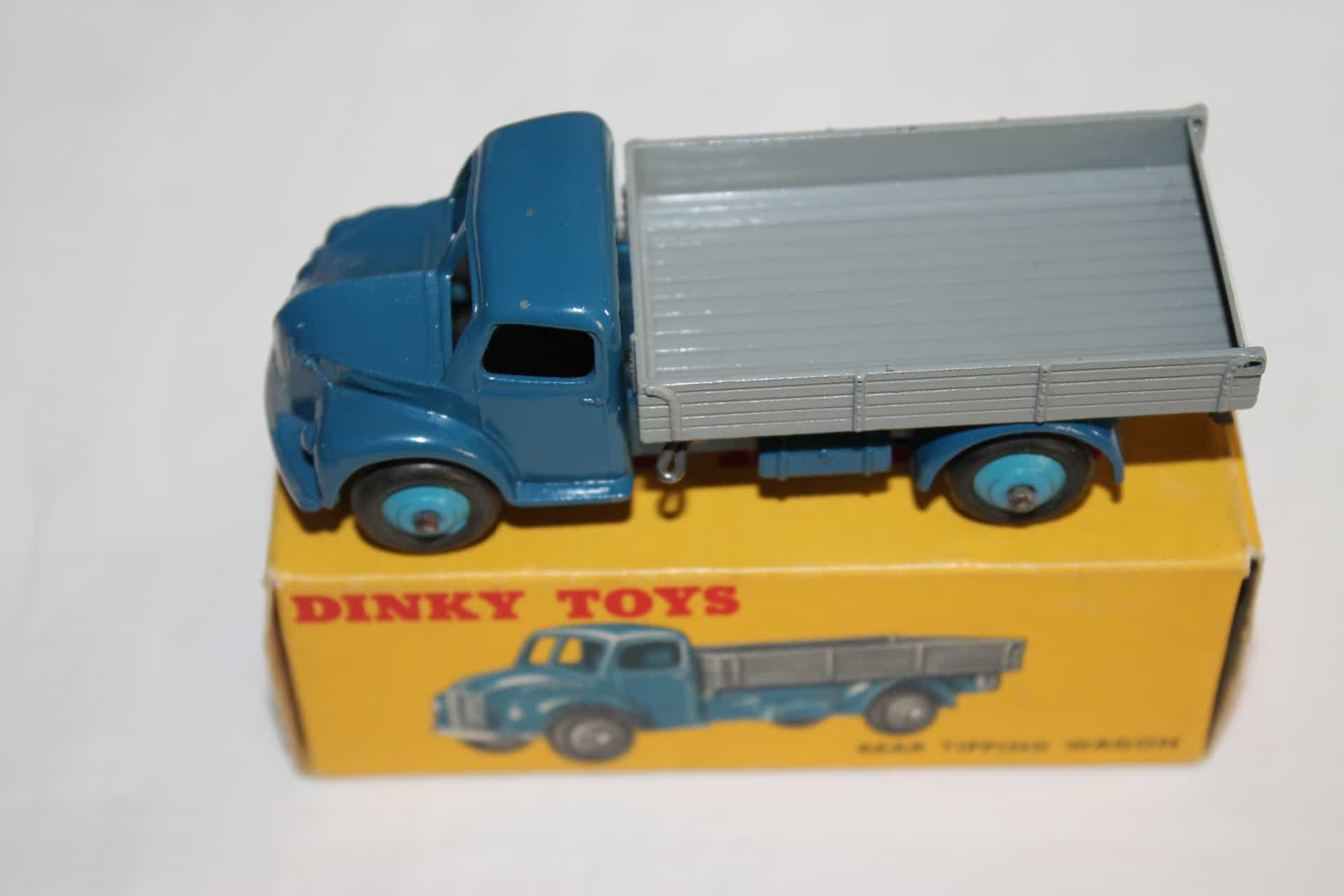 Dinky Toys GB n° 414 Wagon camion Dodge rear Tipping wagon peu sorti en boîte