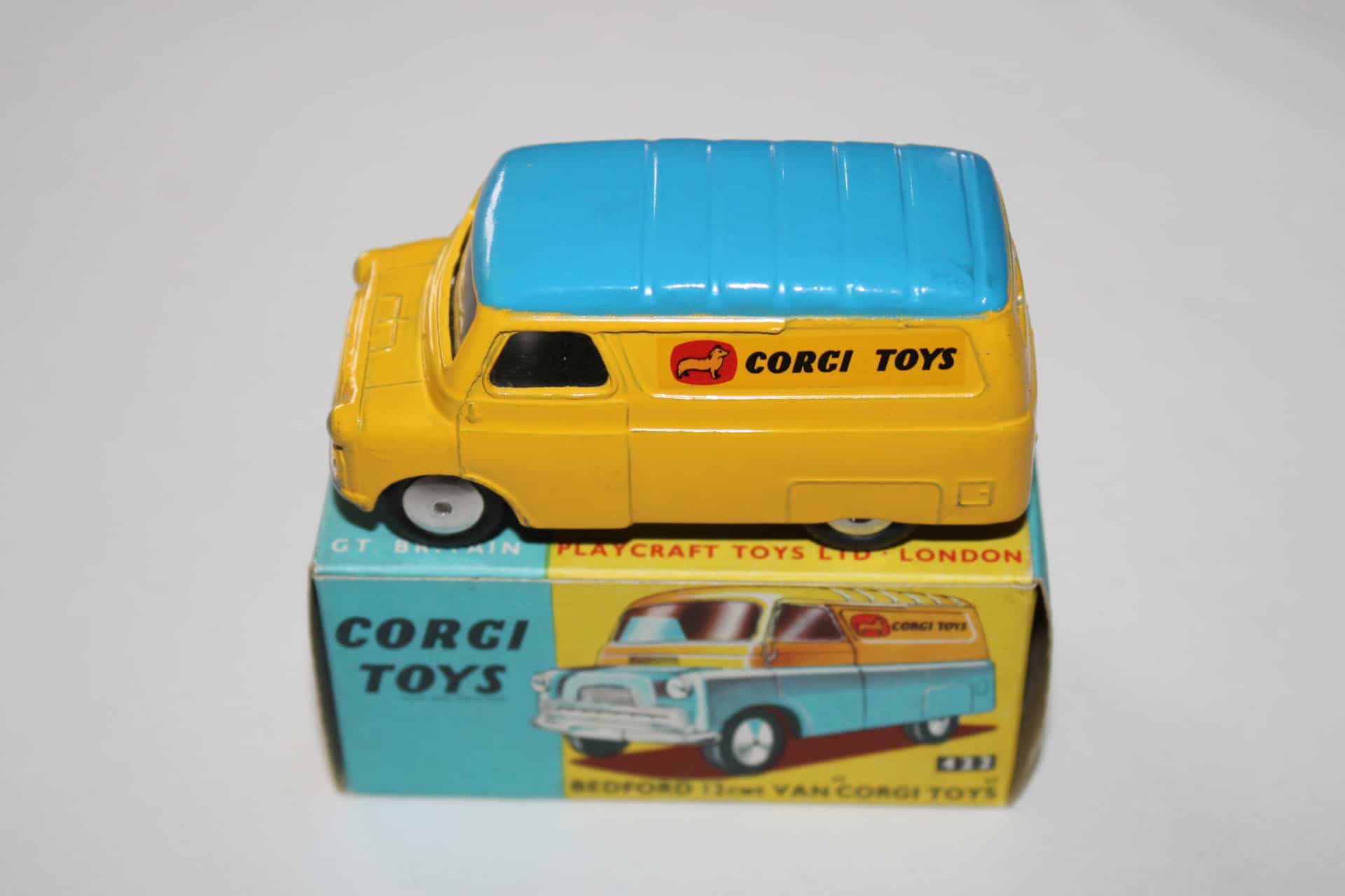 Corgi Toys 422 Bedford 12cwt 'Corgi Van' 1st Issue - Diecast