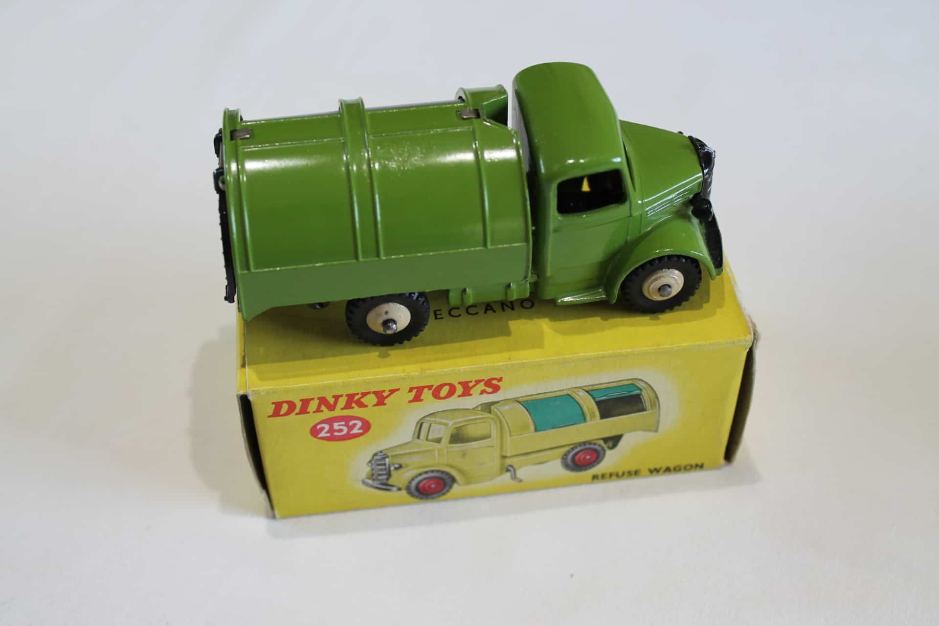 Dinky Toys 252 Bedford Refuse Wagon Diecast