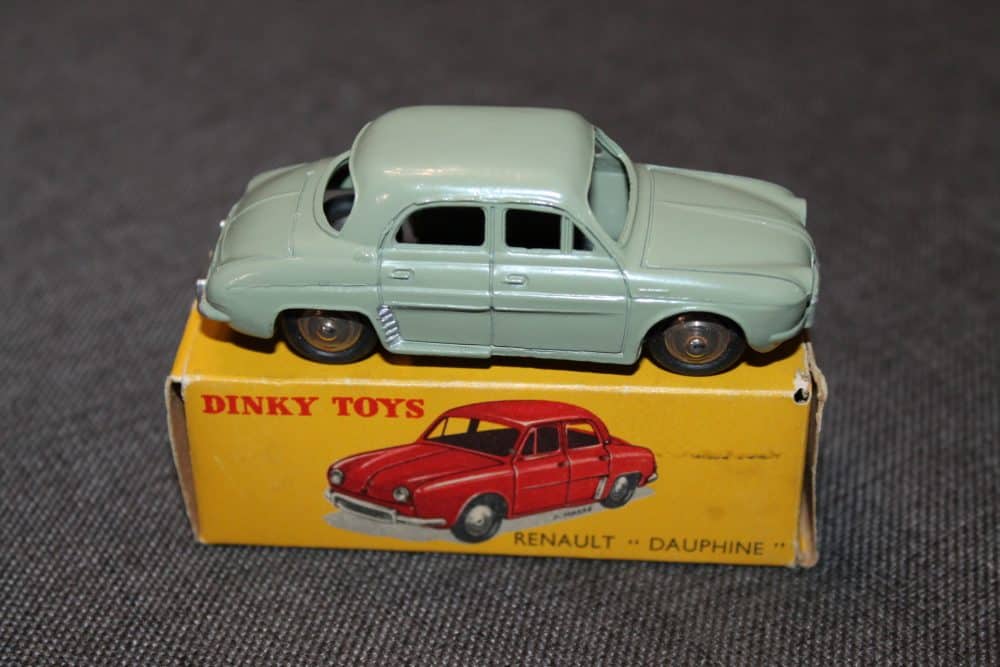 renault-dauphine-green-covex-wheels-french-dinky-toys-24e-side