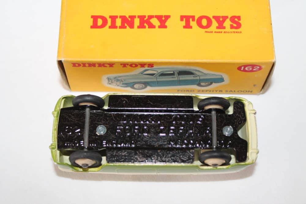 Dinky Toys 162 Ford Zephyr-base
