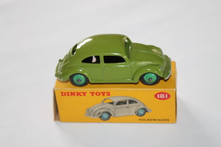 Dinky Toys 181 VW Beetle-side