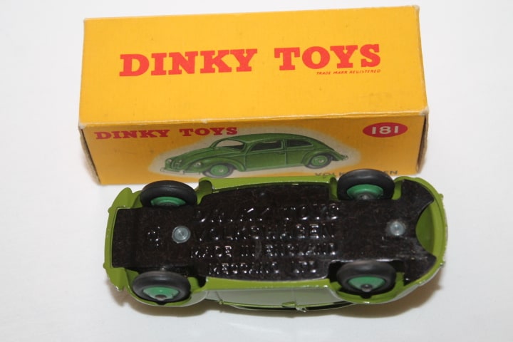 Dinky Toys 181 VW Beetle-base