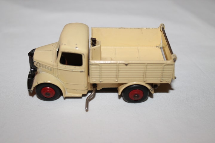 Dinky Toys 25m Bedford Tipper Truck