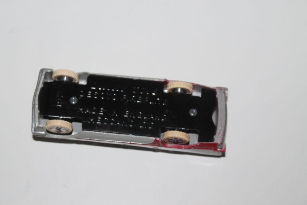 Detailed diecast model of Dinky Toys 192 De Soto Fireflite car.