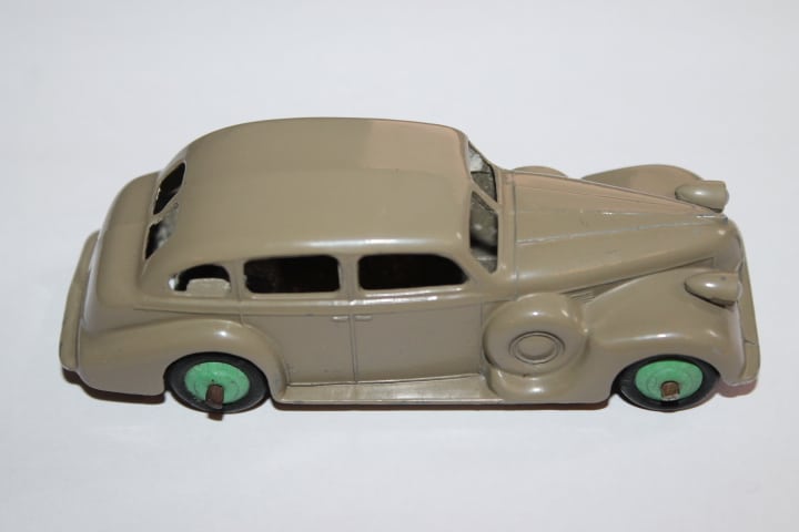 Dinky Toys 39d Buick-side