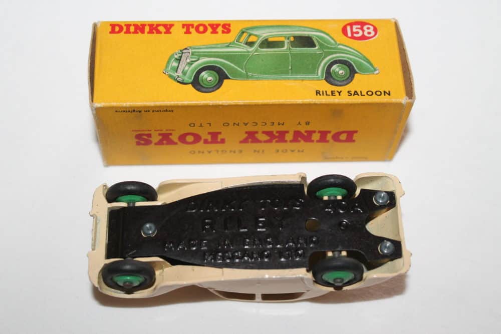 Dinky Toys 158 Riley Saloon-base