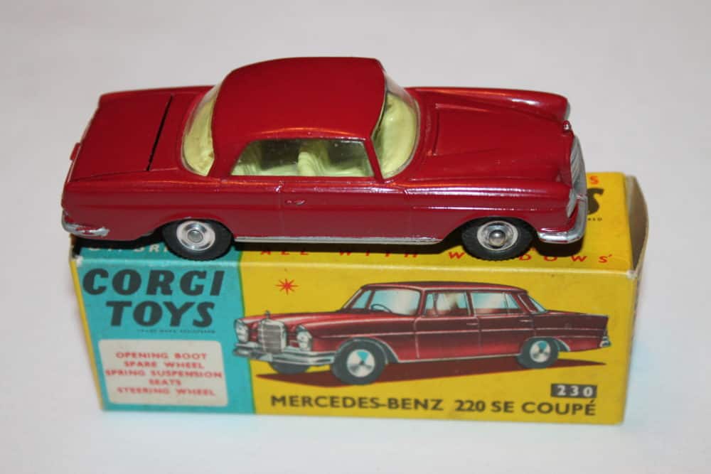 Dinky Toys 230 Mercedes Benz 220 SE Coupe-side