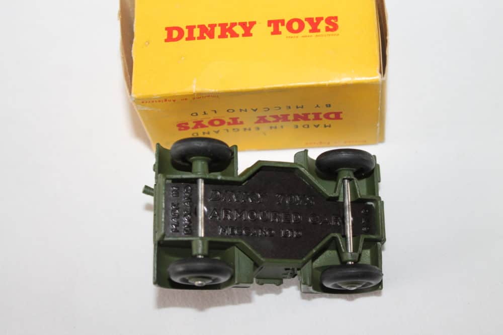 Dinky Toys 670 Armoured Car-base