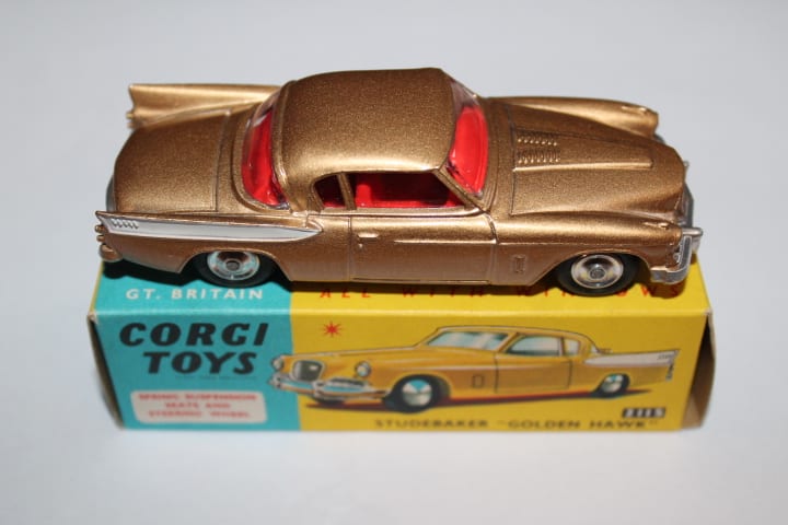 Corgi Toys 211S Studebaker Golden Hawk-side