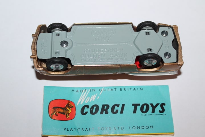 Corgi Toys 211S Studebaker Golden Hawk-base