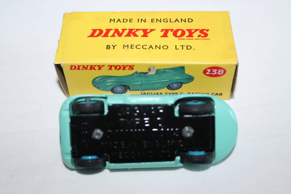 Dinky Toys 238 Jaguar D Type Racing Car-base