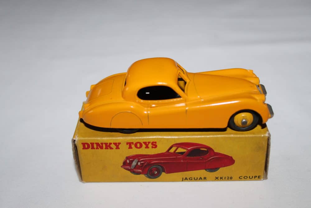 Dinky Toys 157 Jaguar XK120-side
