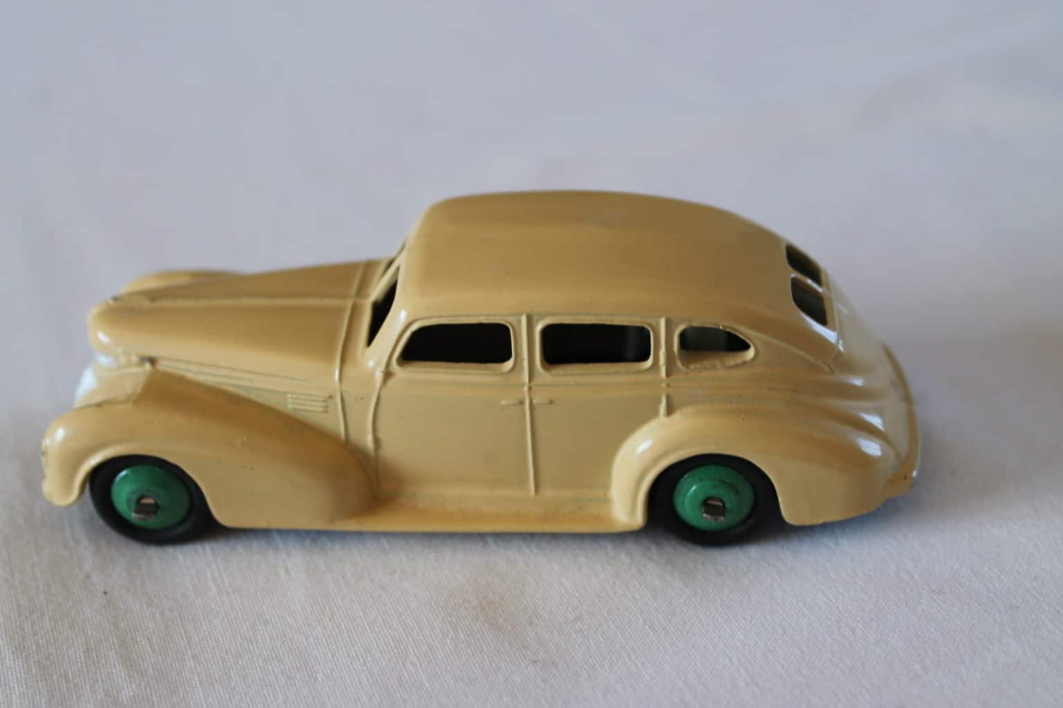 Dinky Toys 039eu Chrysler Saloon Diecast dinky-toys-039eu-chrysler-saloon-diecast
