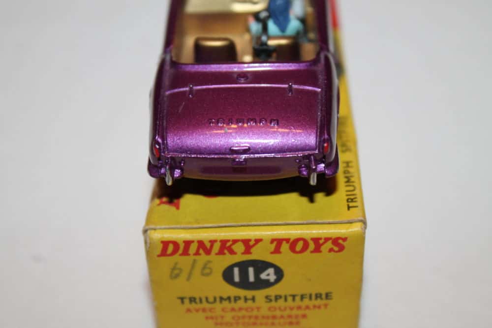Dinky Toys 114 Triumph Spitfire-base