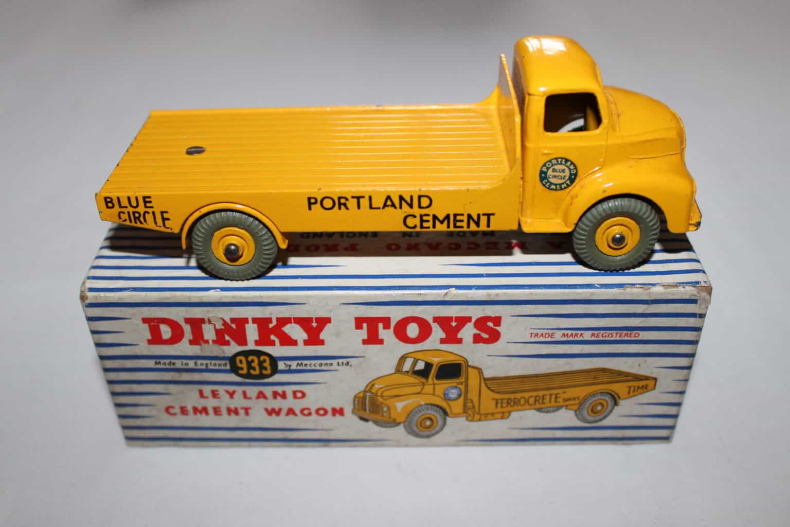 Dinky Toys 933 Leyland Cement Lorry Diecast