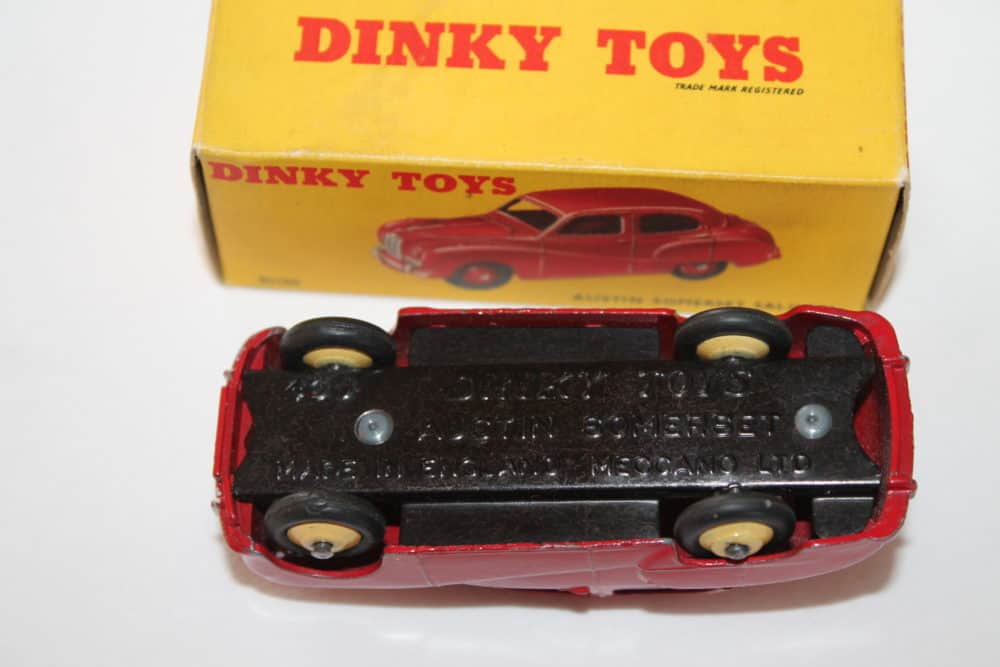 Dinky Toys 161/40J Austin Somerset-base