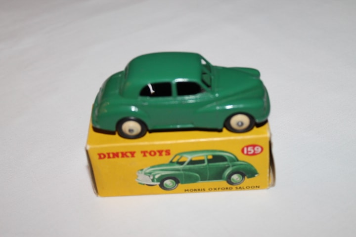 Dinky Toys 159 Morris Oxford-side