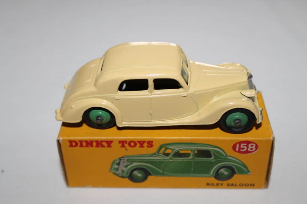 Dinky Toys 158 Riley Saloon-side