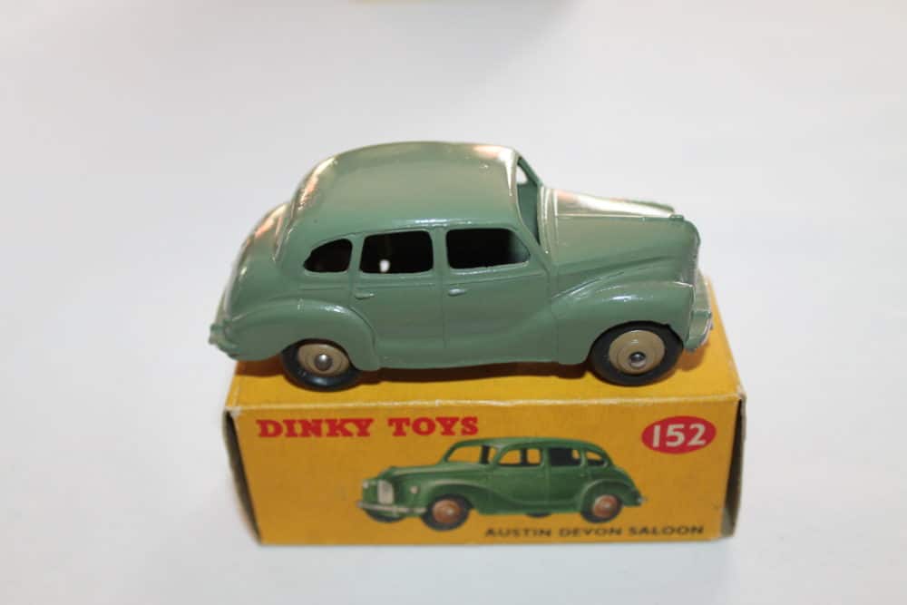 Dinky Toys 152 Austin Devon-side