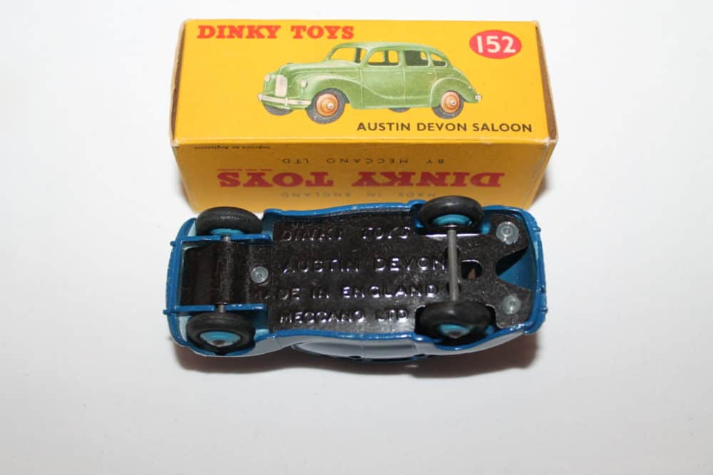Dinky Toys 152 Austin Devon-base