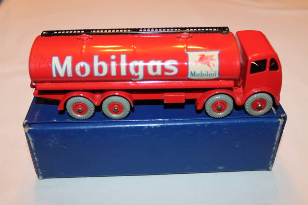 Dinky Toys 504 Foden Mobilgas Tanker 1st issue-side
