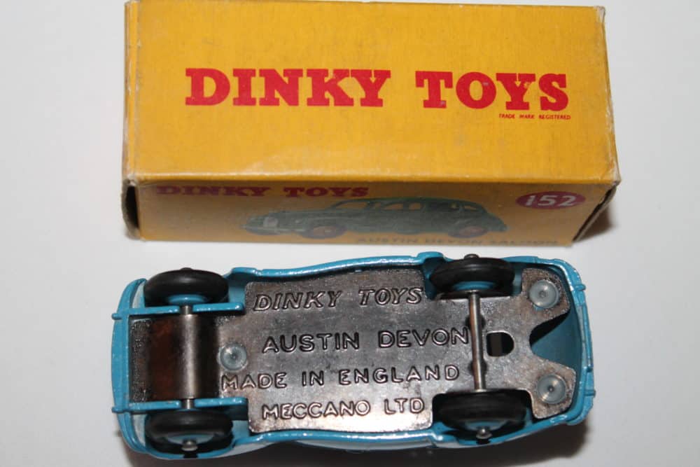 Dinky Toys 152 Austin Devon-base