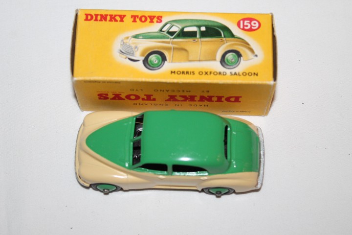 Dinky Toys 159 Morris Oxford-top