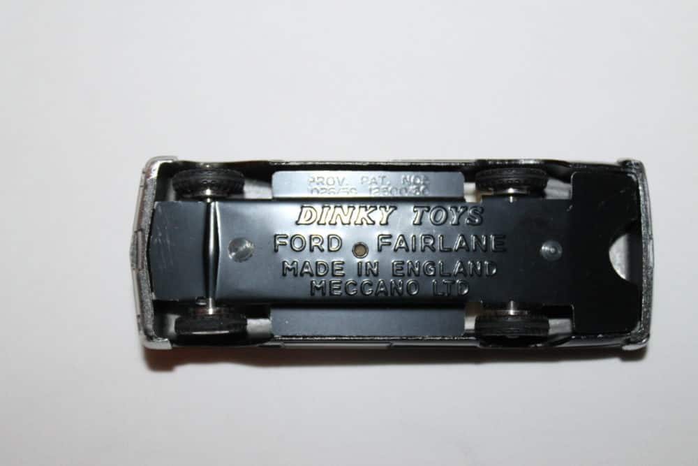Dinky Toys 258 Ford Fairlane U.S.A. Police Car-base