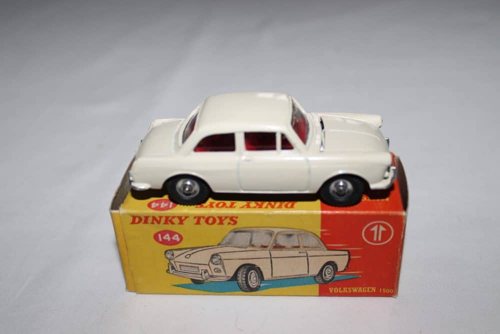 Dinky Toys 144 Volkswagen 1500-side