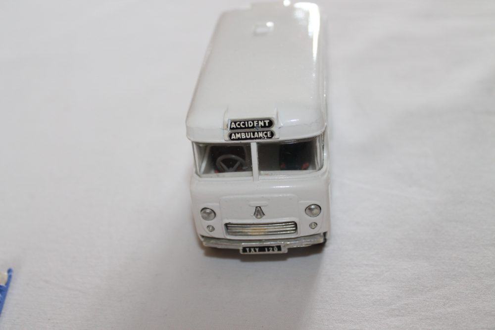 Spot-On Toys 207 Morris Wadham Ambulance-front