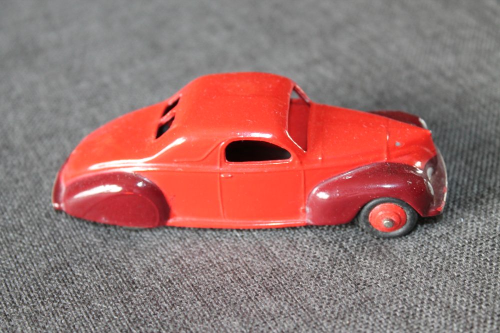 lincoln-zephyr-red-and-maroon-and-red-wheels-dinky-toys-side-39cu