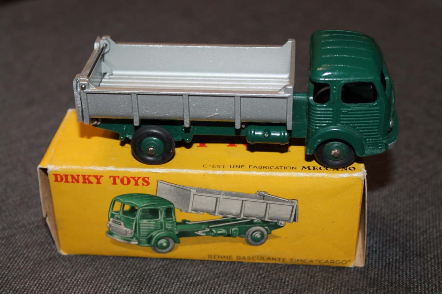 French Dinky Toys 033B Simca cargo Truck - Diecast