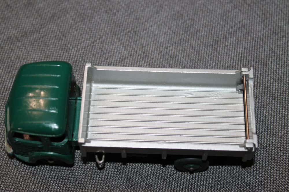 simca-cargo-truck-dark-green-and-silver-french-dinky-33b-top