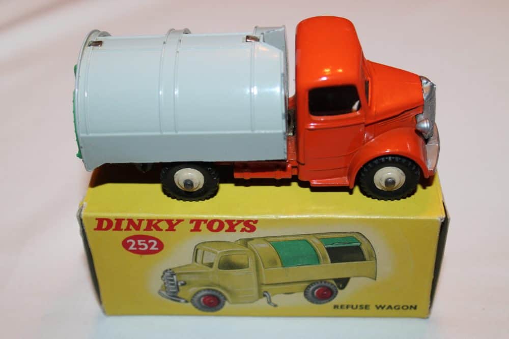 Dinky Toys 252 Refuse Wagon-side