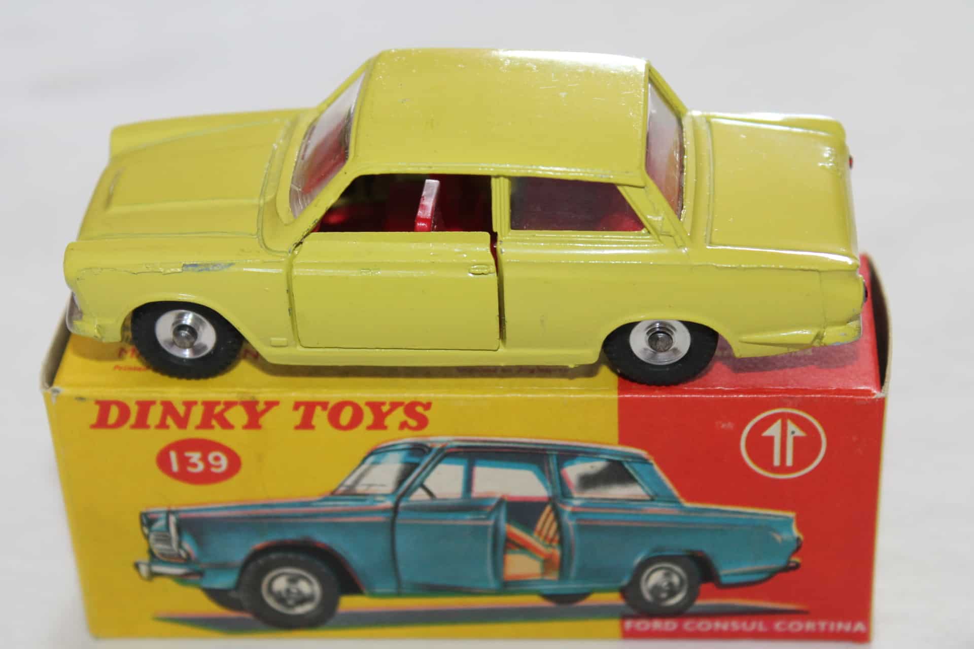 Dinky Toys 133 Ford Cortina - Diecast