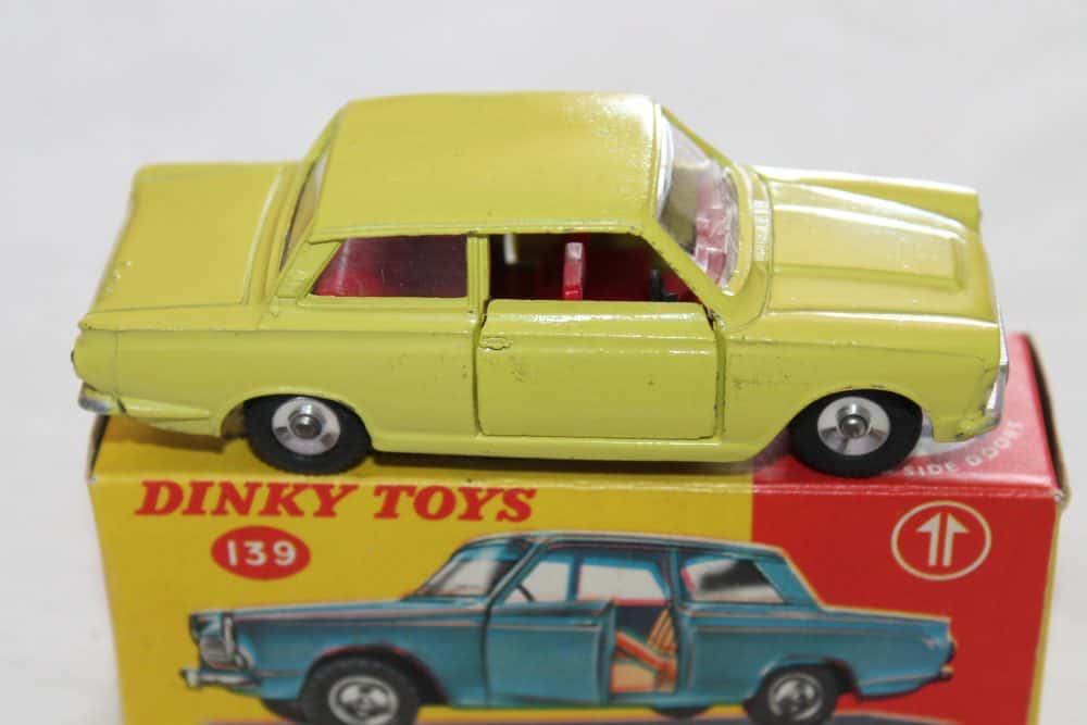Dinky Toys 133 Ford Cortina-side