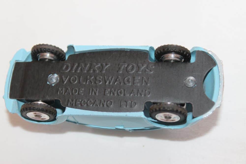 Dinky Toys 181 Volkswagen Beetle-base