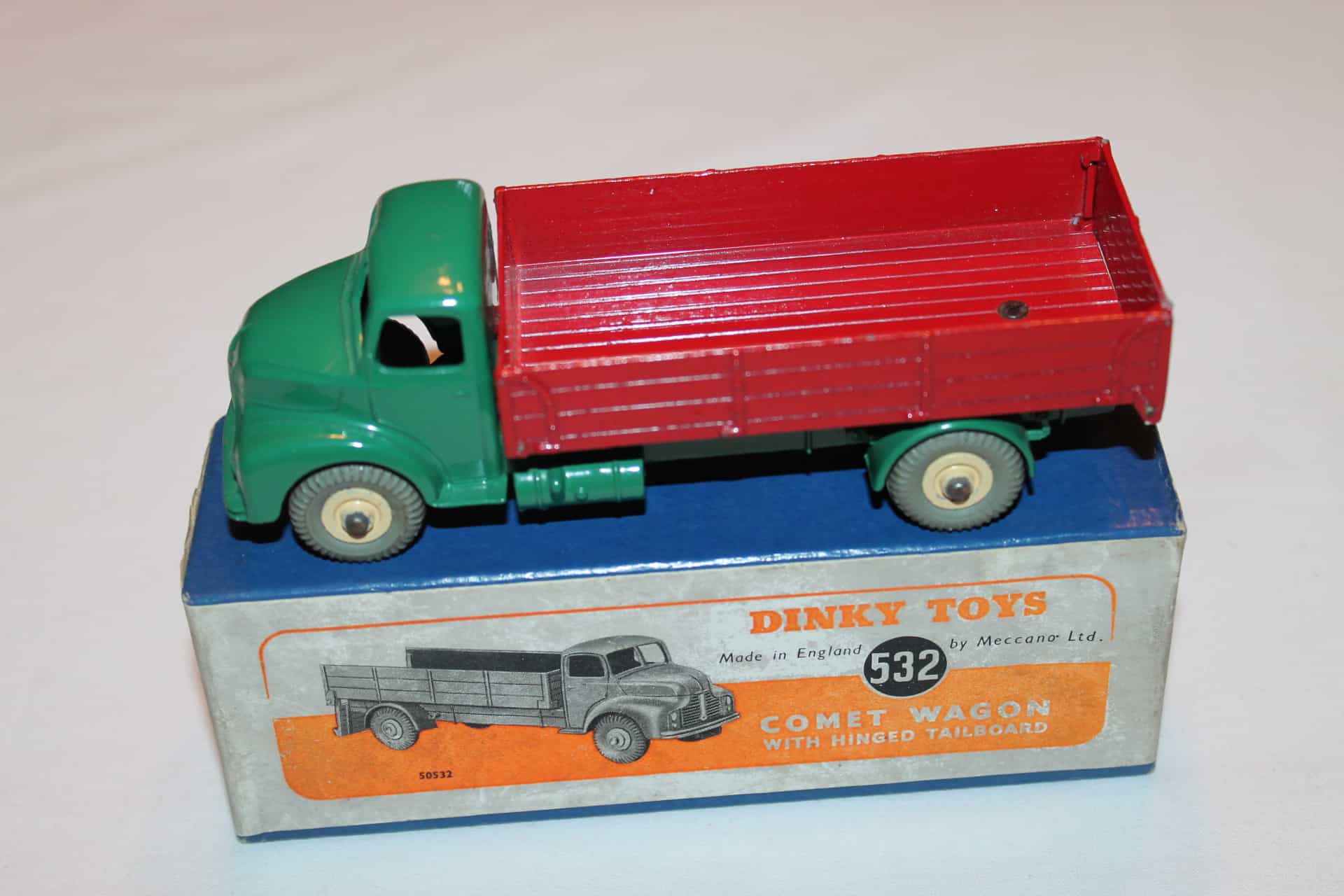 Dinky Toys 532 Comet Wagon with Tailboard - Diecast