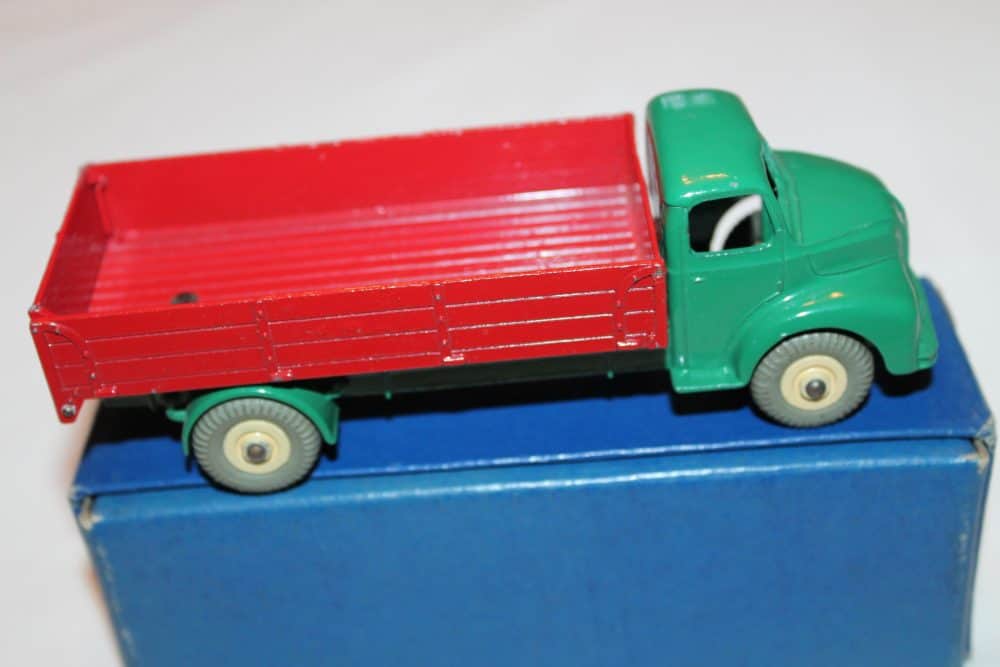 Dinky Toys 532 Comet Wagon with Tailboard-side