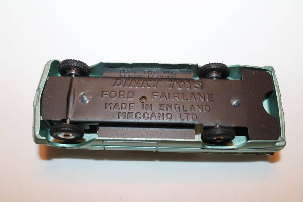 Dinky Toys 148 Ford Fairlane. Silver-Green-base