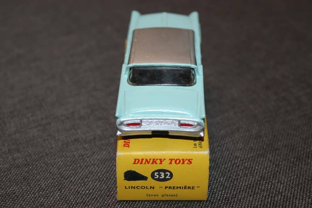 lincoln-premiere-pale-blue-and-silver-roof-convex-wheels-french-dinky-532-back