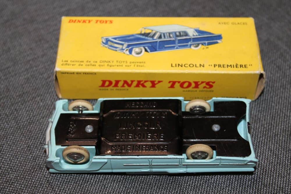lincoln-premiere-pale-blue-and-silver-roof-convex-wheels-french-dinky-532-base