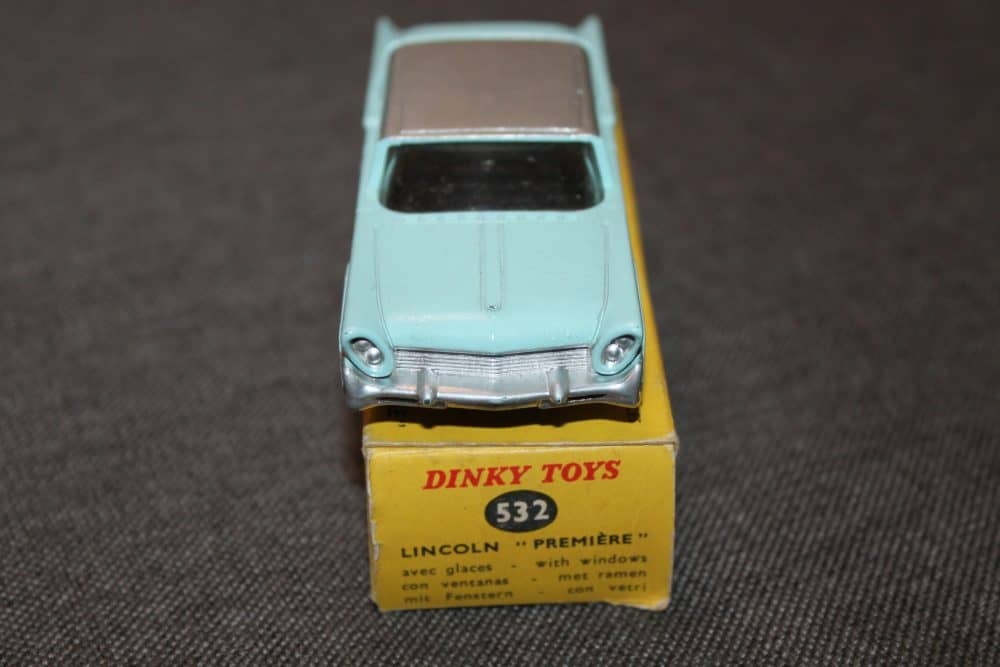 lincoln-premiere-pale-blue-and-silver-roof-convex-wheels-french-dinky-532-front